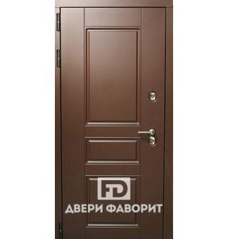 дверь в загородный дом с тремя петлями